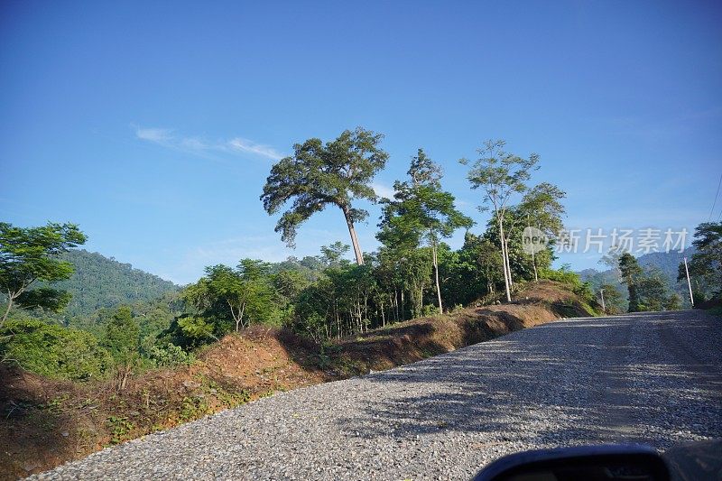 在碎石路上开车