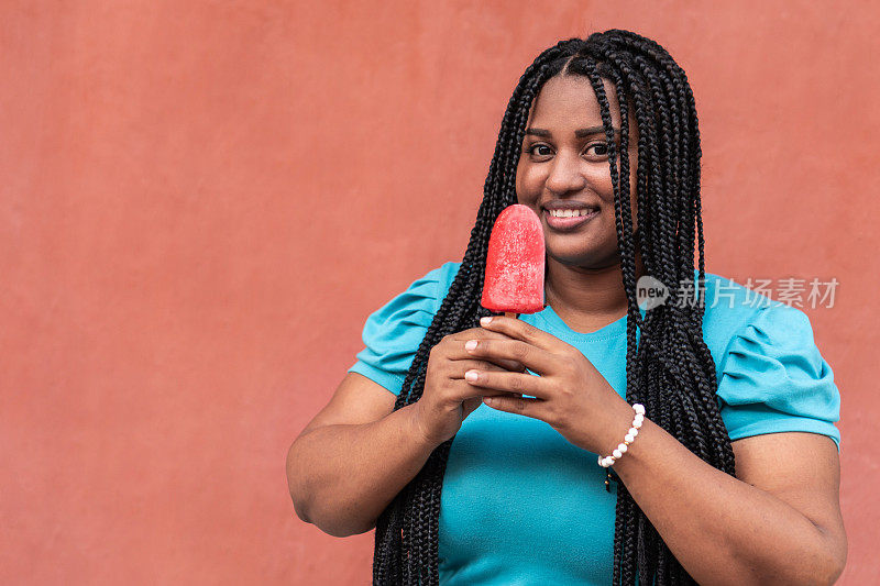 女人边吃冰淇淋边笑