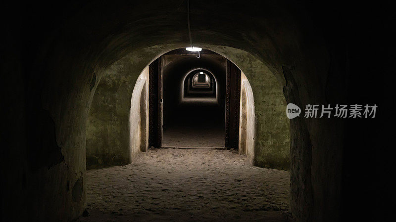 军用防空洞隧道形式的地下保护结构。堡垒中的地下墓穴。强化、背景