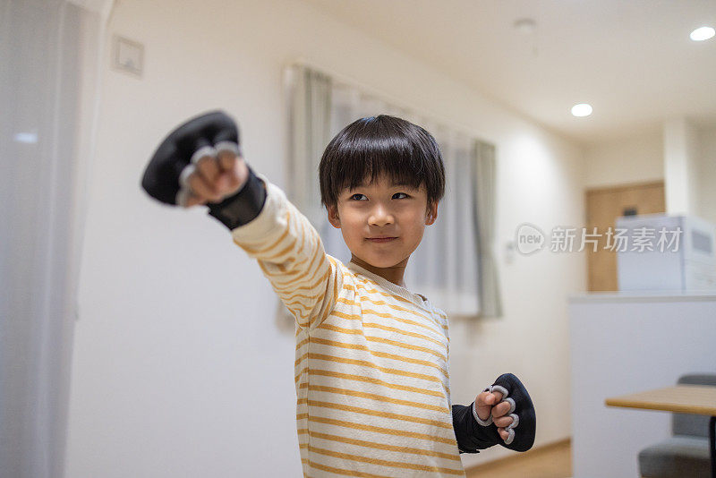 日本男孩在家里做体操