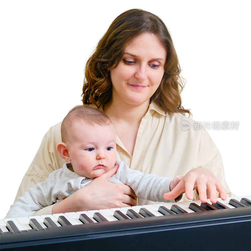 一位带着孩子的女音乐家在白色背景的家中用电子钢琴教授音乐