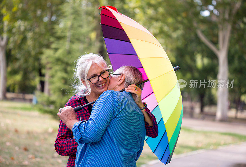 在雨天散步的情侣