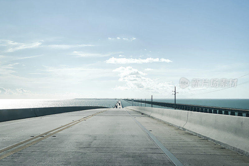 佛罗里达群岛和美国1号公路穿越七英里大桥的美景