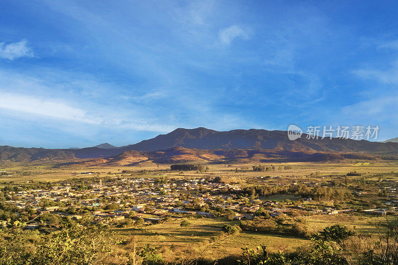 俯瞰山谷:乡村城市圣马科斯和远处的山