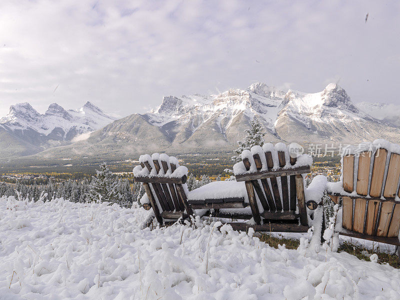 草地上的雪椅，远山的美景