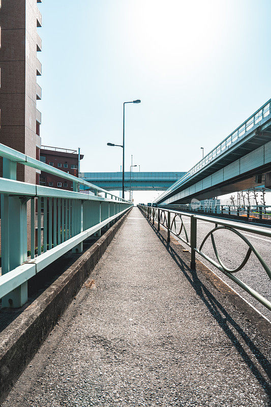 东京的城市道路和现代城市天际线