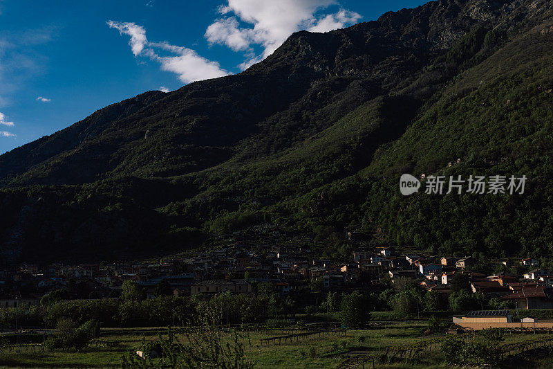 意大利风景，旅行摄影。山，岩石和森林的照片。意大利山谷的美丽景色。