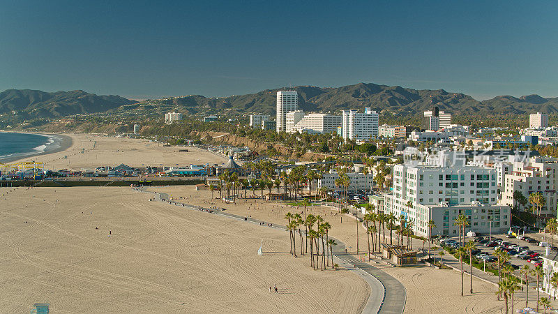 无人机在加州圣莫尼卡海滩上拍摄
