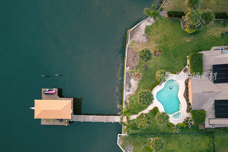 位于佛罗里达州的豪宅配有私人码头，供海上的船只使用。海湾俱乐部度假村和码头。房子后面有个游泳池