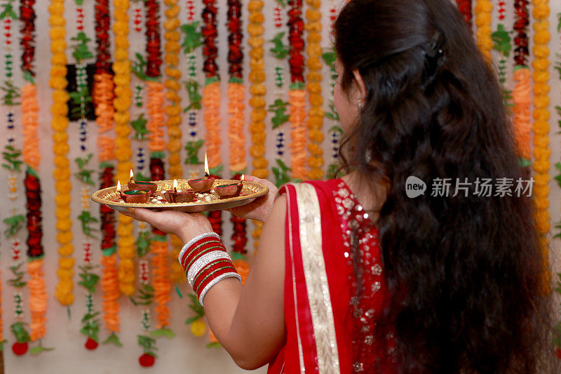 排灯节上兴高采烈的印度妇女拿着装饰板