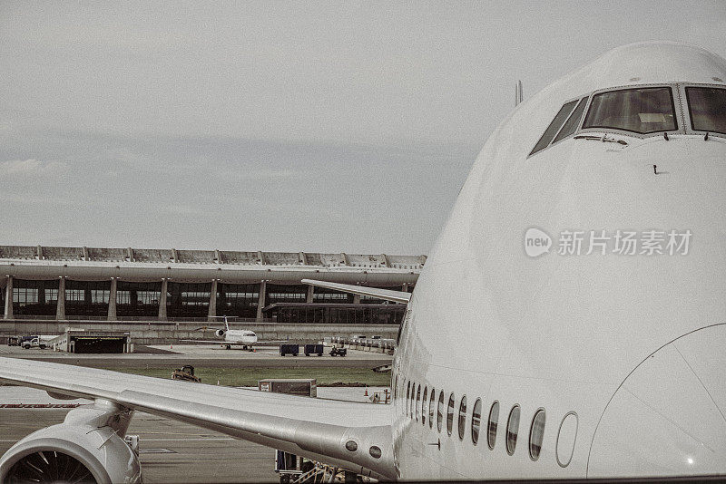 一架停在机场门口的波音747的局部视图