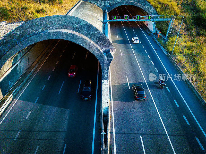 葡萄牙高速公路上通过隧道的循环交通航拍图像