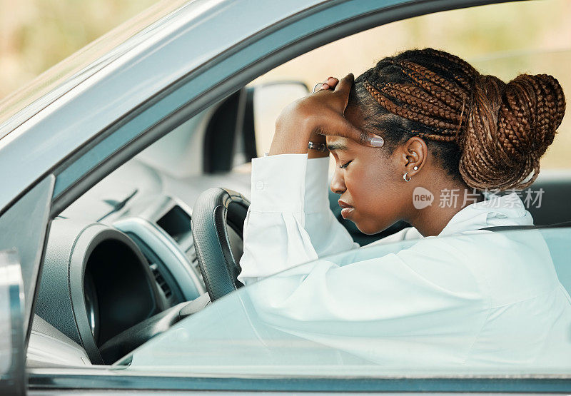 黑人妇女，汽车问题或头痛压力，在道路上为汽车维修服务保险旅行。在事故或紧急危机中，焦虑、交通堵塞或沮丧的司机对发动机感到沮丧