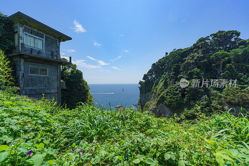 日本神奈川县Enoshima的废墟和海