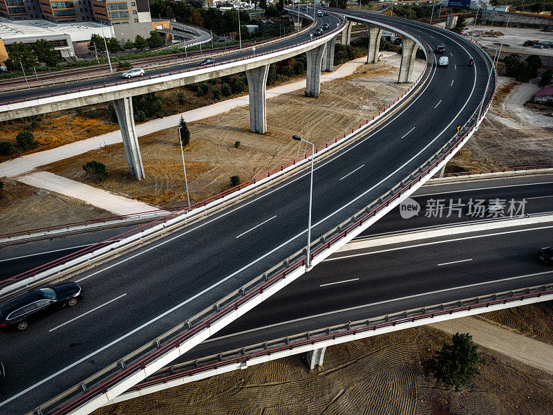 从高速公路上看到的里斯本的航拍照片，以及与其他目的地的不同连接