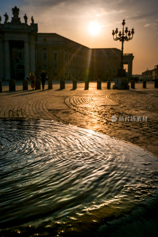 在罗马历史中心的圣彼得广场，晨光映照在其中一个喷泉上