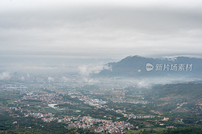 小镇下着雨下着山