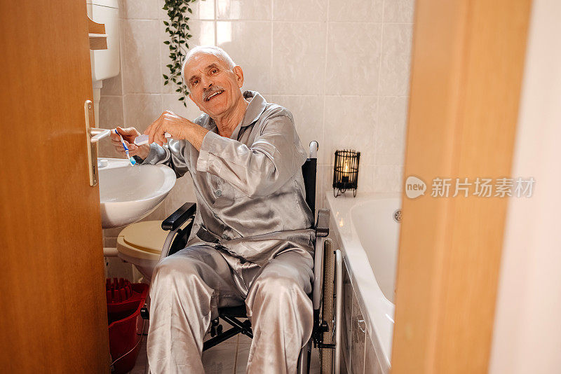 坐轮椅的老人在浴室洗牙