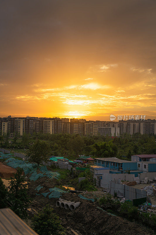 夕阳下的成都城。