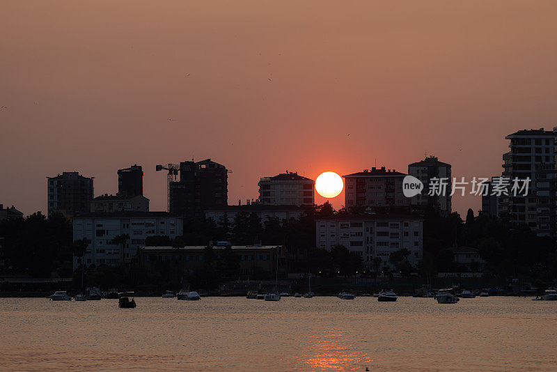 建筑物之间的夕阳。