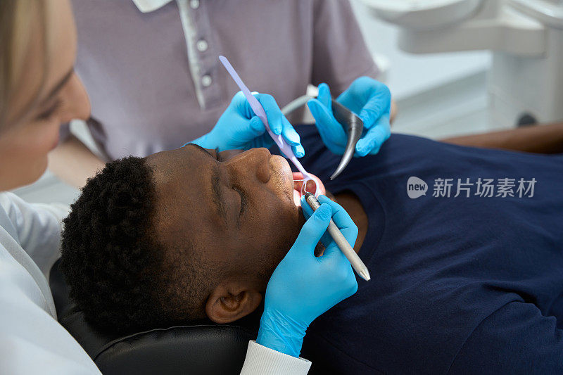 协助女牙科医生治疗牙齿的护士