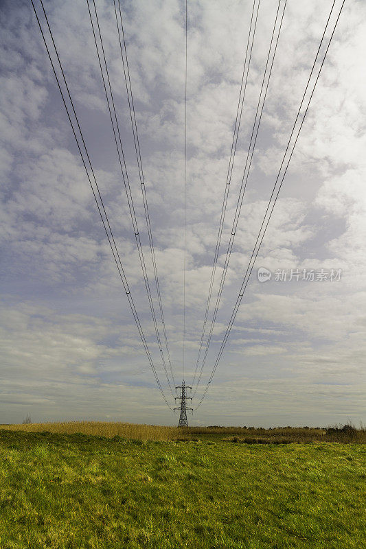农村的电塔，电线向前景发散。