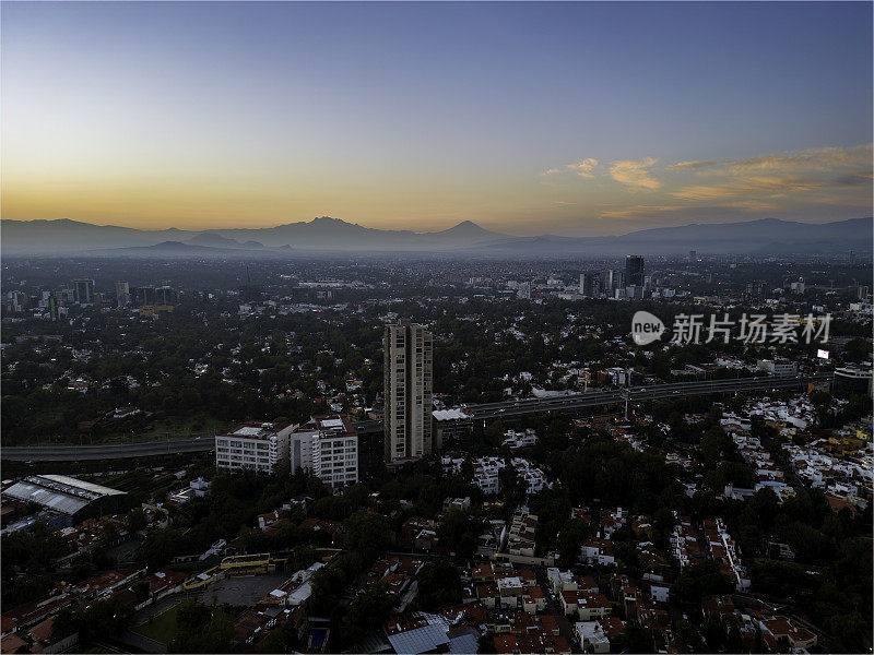 墨西哥城黎明时分的市景