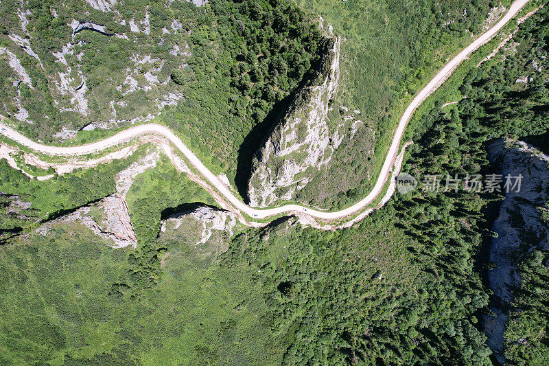 中国甘南山谷道路鸟瞰图