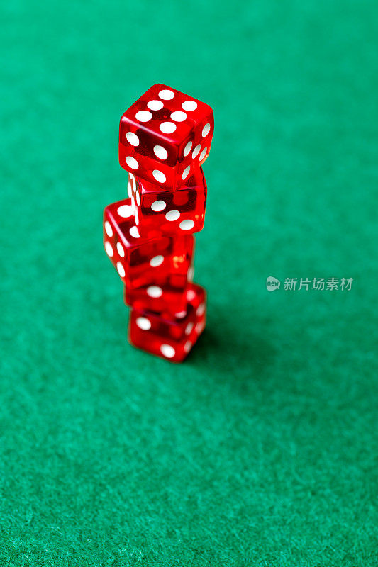 红色的骰子堆积在赌桌上