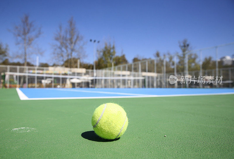 网球场-有网球的网球场