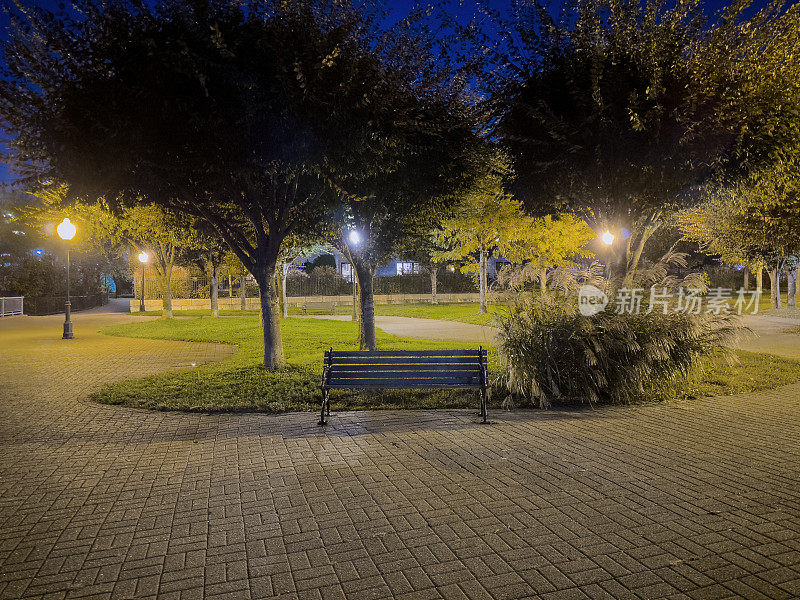 夜晚公园里空荡荡的长椅