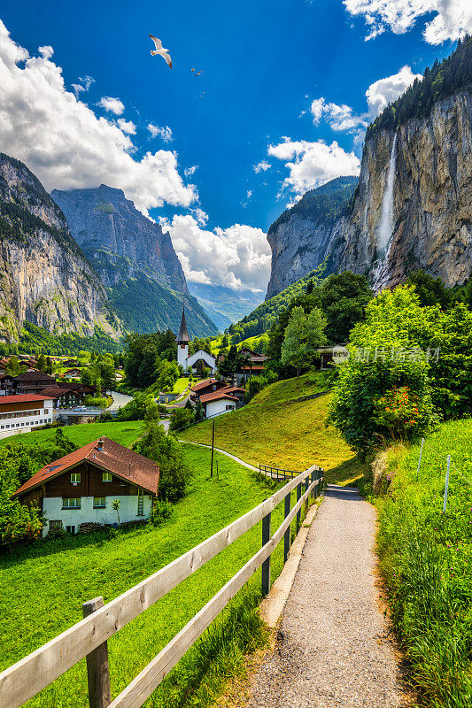 Lauterbrunnen山谷有著名的教堂和Staubbach瀑布。Lauterbrunnen村，伯尔纳高地，瑞士，欧洲。在一个阳光明媚的日子里，瑞士劳特布龙嫩山谷的壮观景色。