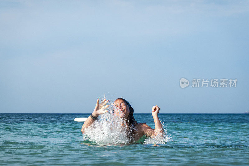 他用手在海里泼水。一个夏天的早晨。忒涅多斯岛。爱琴海北部，12岁的帅哥。长头发的