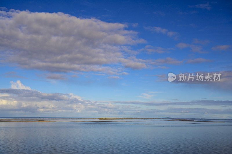 从特塞尔北角眺望瓦登岛弗利兰