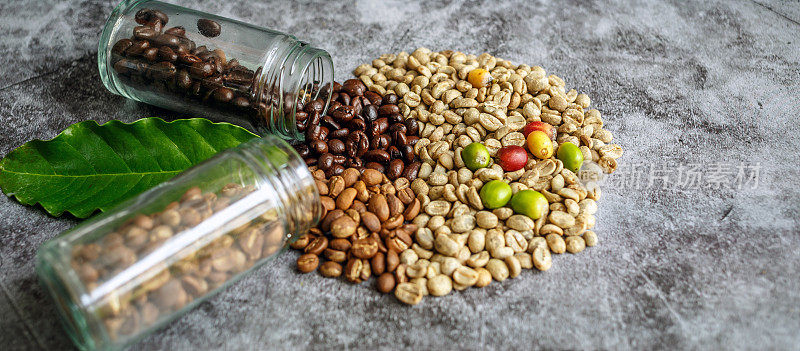 有很多种类的咖啡豆可供选择，包括新鲜烘焙和未烘焙的咖啡杯，生咖啡豆，中等和深烘焙。