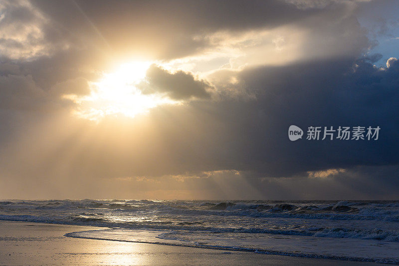 瓦登海区特塞尔岛海滩上的海浪