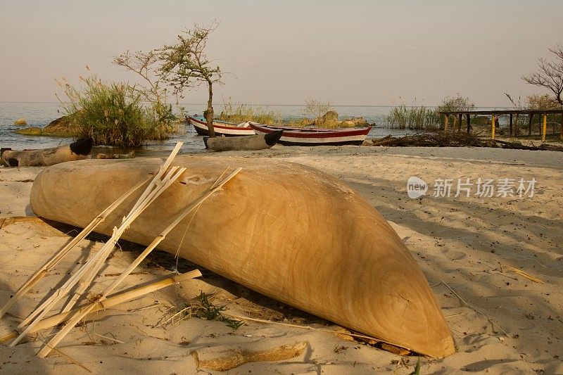马拉维湖岸边新雕刻的独木舟
