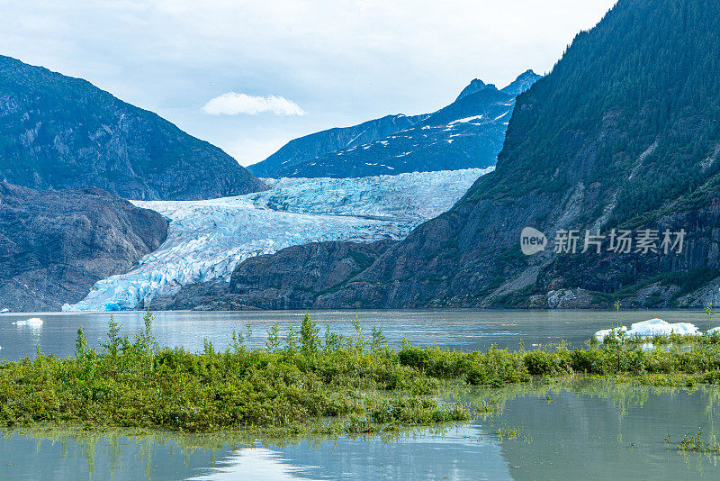 阿拉斯加朱诺的门登霍尔湖和门登霍尔冰川景观