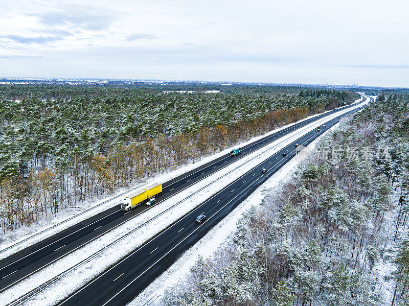 高速公路穿过雪林景观从上面看