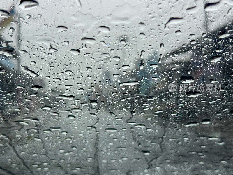 下大雨时车里的气氛。汽车玻璃上的水看起来像露水