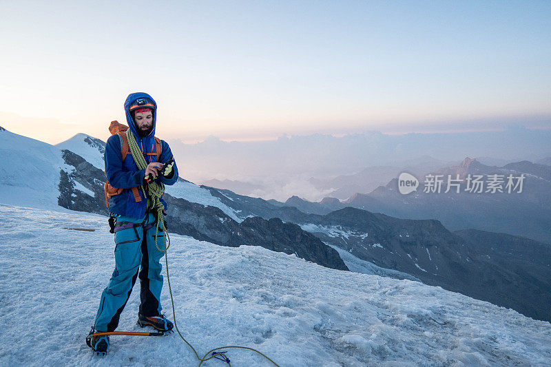 在山顶上的登山运动员