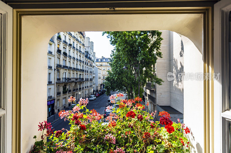 从一扇开满鲜花的巴黎窗户看出去的风景