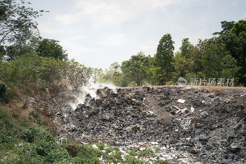 垃圾、火在垃圾填埋场燃烧，对环境的影响。