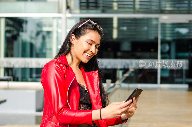 年轻漂亮的女人在街上自拍