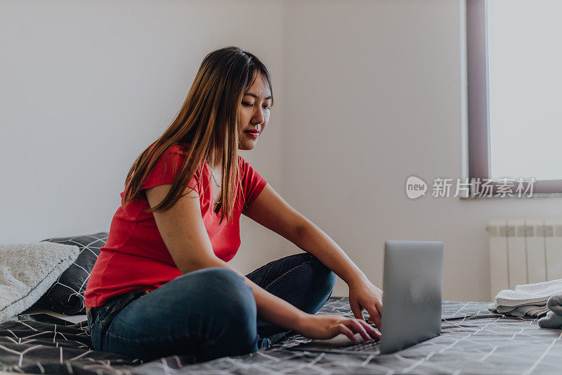 亚洲女性在家使用电子设备