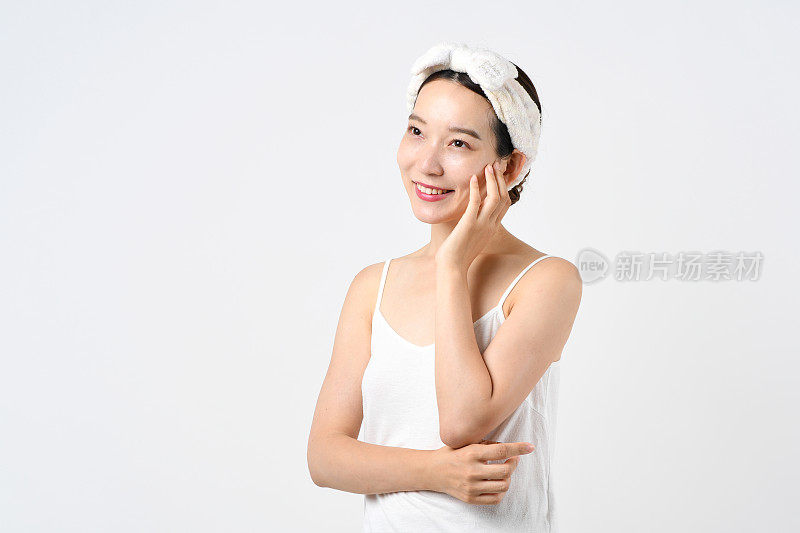 年轻美丽的亚洲女人做皮肤护理