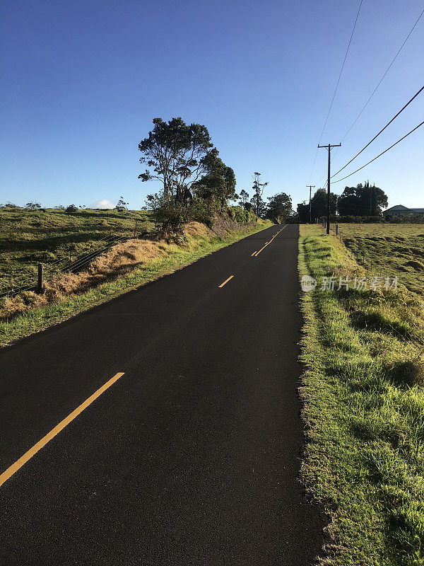 沿路向下看，穿过乡村景观