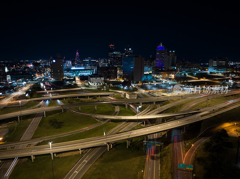 夜间密苏里州堪萨斯城70号州际公路和71号美国高速公路鸟瞰图