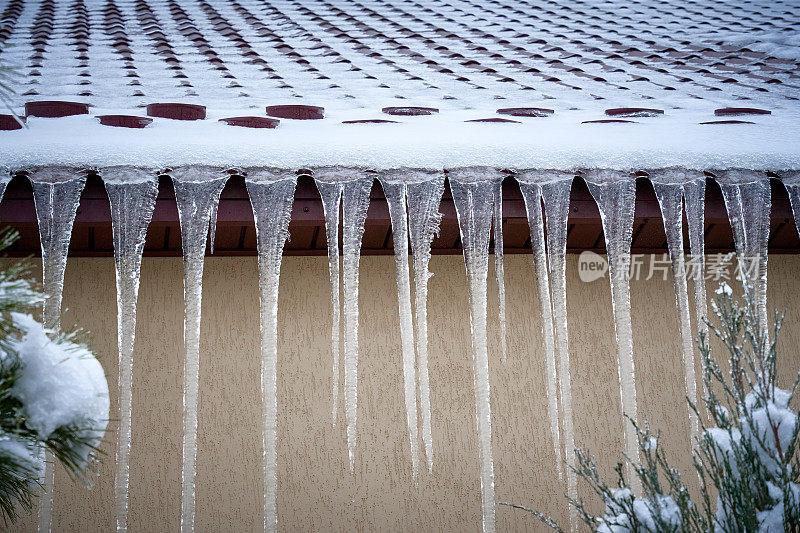 冰坝，屋顶上的雪，造成冬季房屋损坏的冰柱
