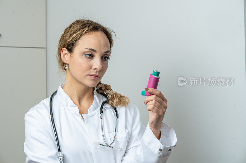 一位年轻的医生带着为哮喘和过敏患者准备的吸入器